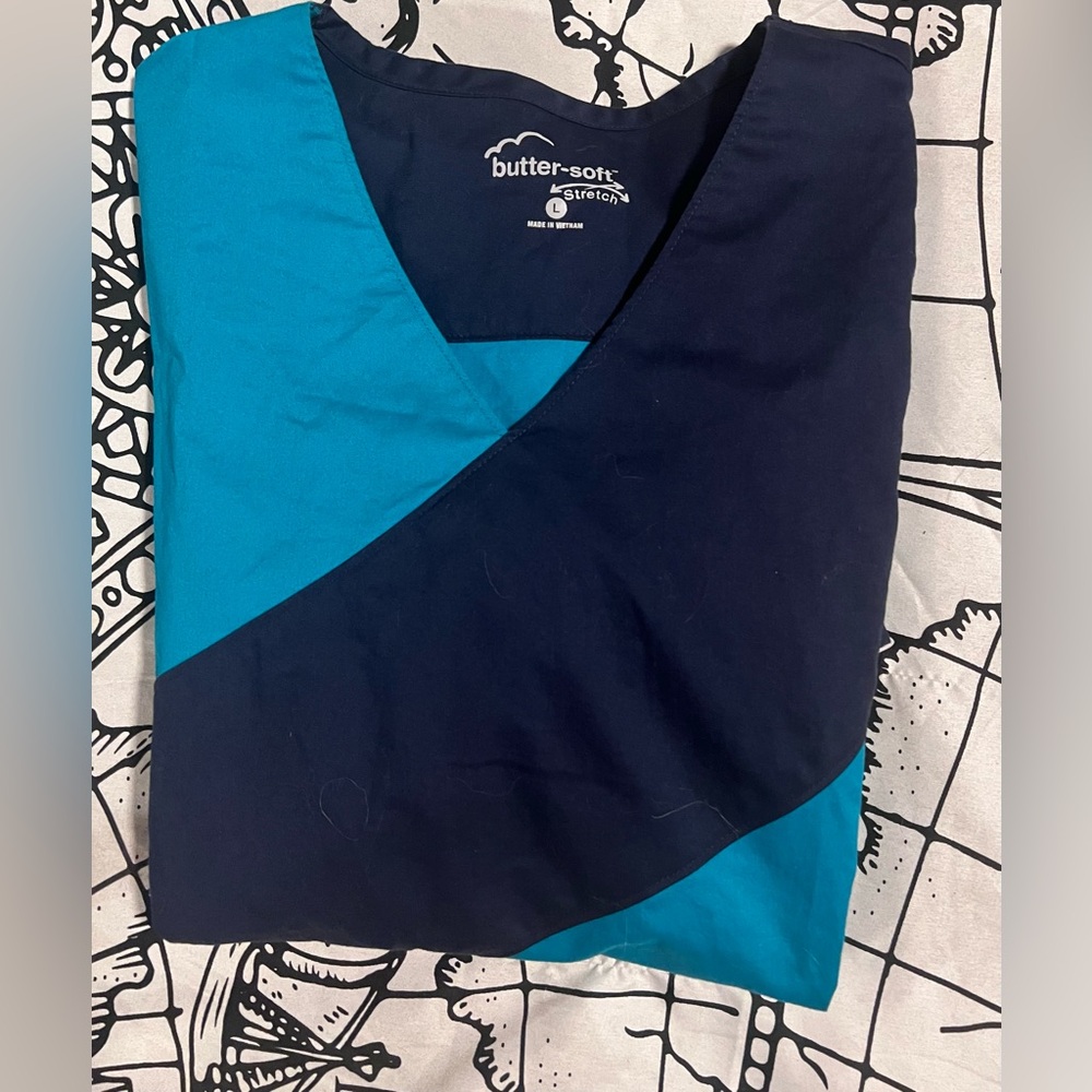 Ladies Buttersoft Stretch Scrub Top sz large blue/navy blue Like new